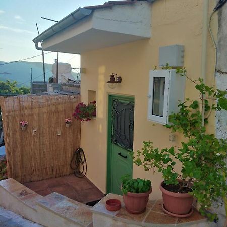 Ilianas Place Agios Matthaios  Exterior photo