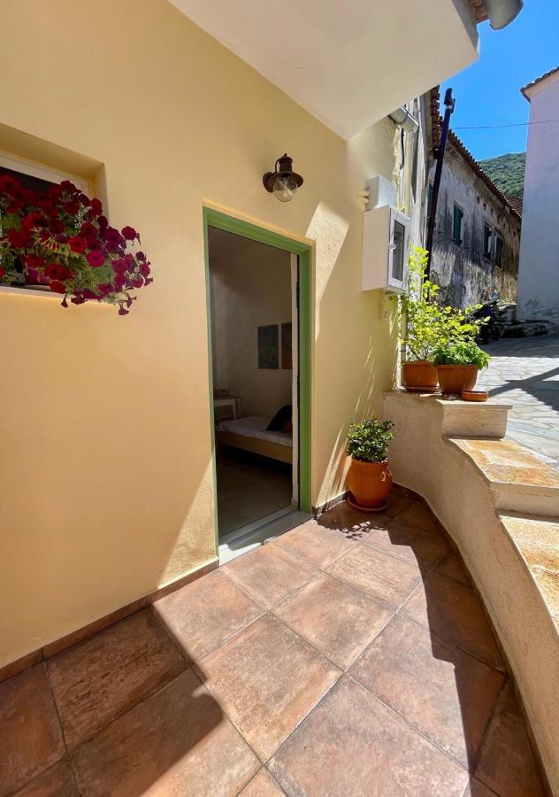 Ilianas Place Agios Matthaios  Exterior photo